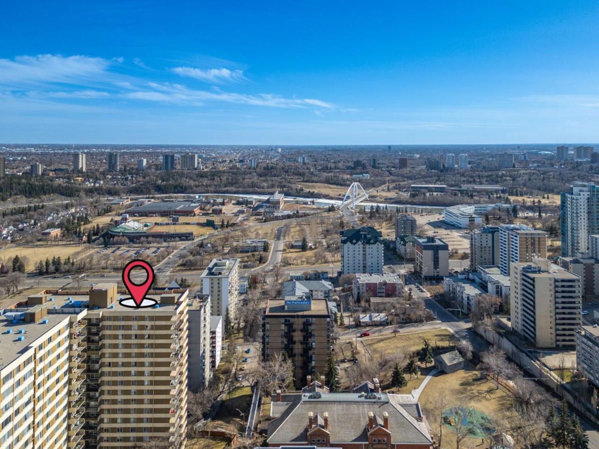 Prime Location Near Jasper Ave With Downtown Views, Netflix, Gym, Sauna, Sleeps 4 Daire Edmonton Dış mekan fotoğraf